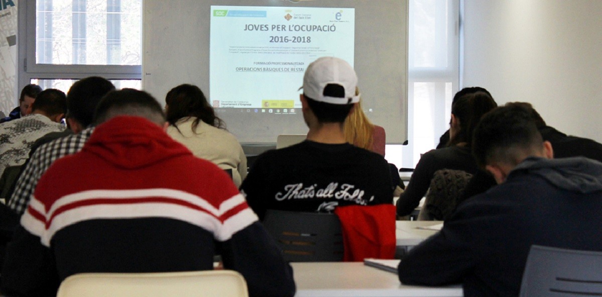 L'aula amb els alumnes que han començat el programa Joves per l'Ocupació de Baix Ebre.