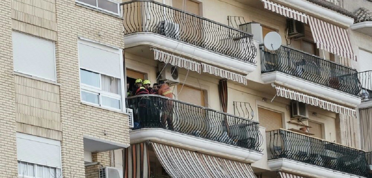 Moment en què els agents de policia i els bombers van aconseguir entrar al balcó.