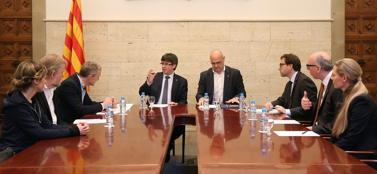 Puigdemont i Romeva en una reunió amb diputats danesos al Palau de la Generalitat