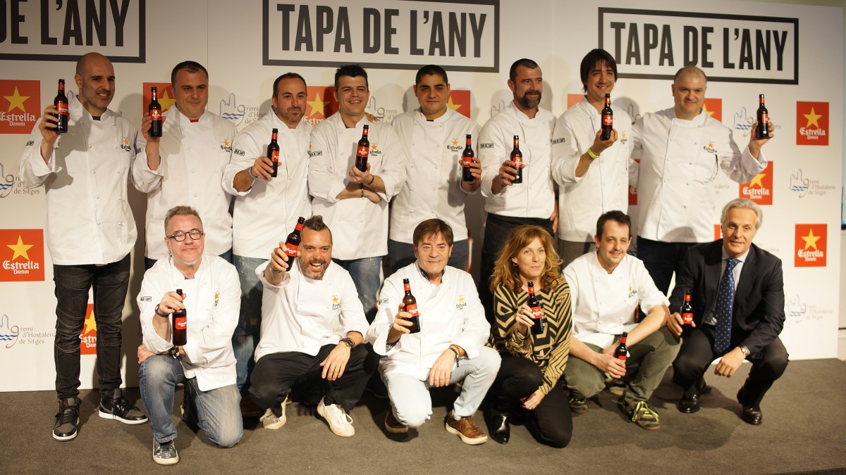Foto de família dels 12 finalistes de l'edició Tapa de l'Any 2017