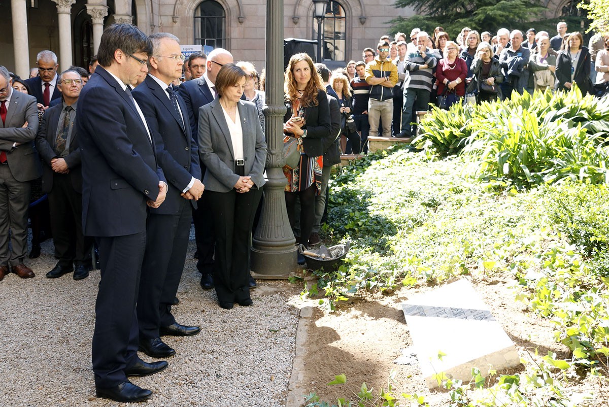 El president Puigdemont i el rector de la UB davant la placa commemorativa al jardí Ferran Soldevila a l'Edifici Històric de la UB.
