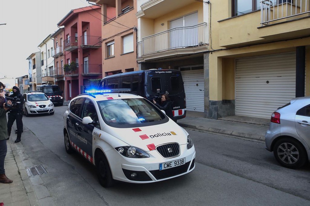Els cotxes de Mossos marxant amb el detingut al carrer de Sant Joan de Roda de Ter