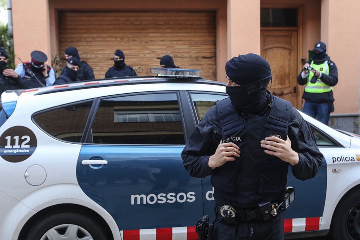 Els Mossos a punt d'emportar-se el detingut del carrer Sant Joan de Roda de Ter