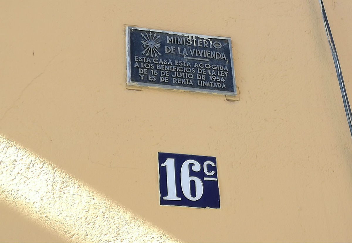 Una de les plaques que hi ha al número 16 del carrer Reding de Tarragona