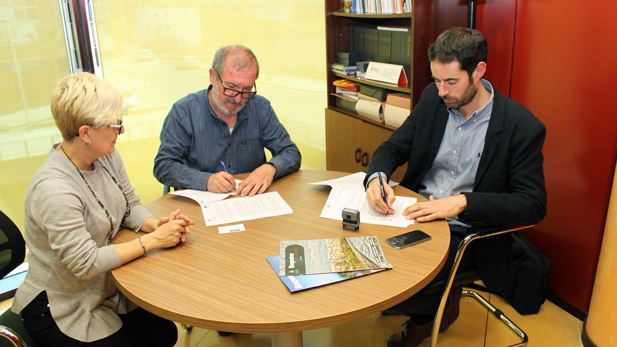 Acte de signatura del conveni a l'Ajuntament de Roquetes.