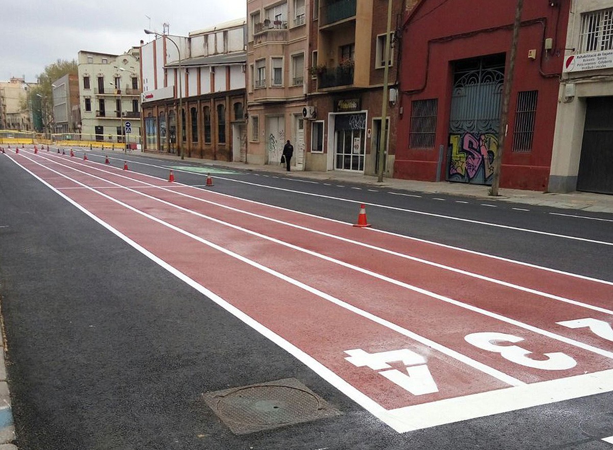 La pista d'atletisme al carrer Almogàvers de la «superilla» del Poblenou