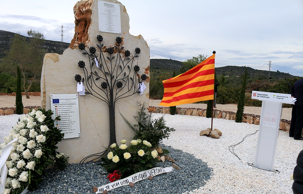 El monòlit, ideat conjuntament pel poble de Freginals i les famílies, que homenatja  les víctimes. 