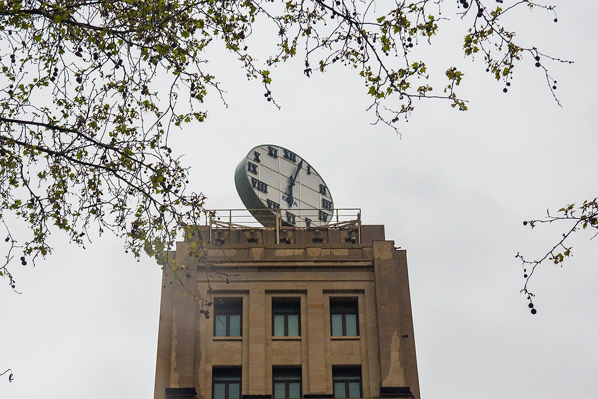 Un rellotge sobre un edifici, en una imatge d'arxiu