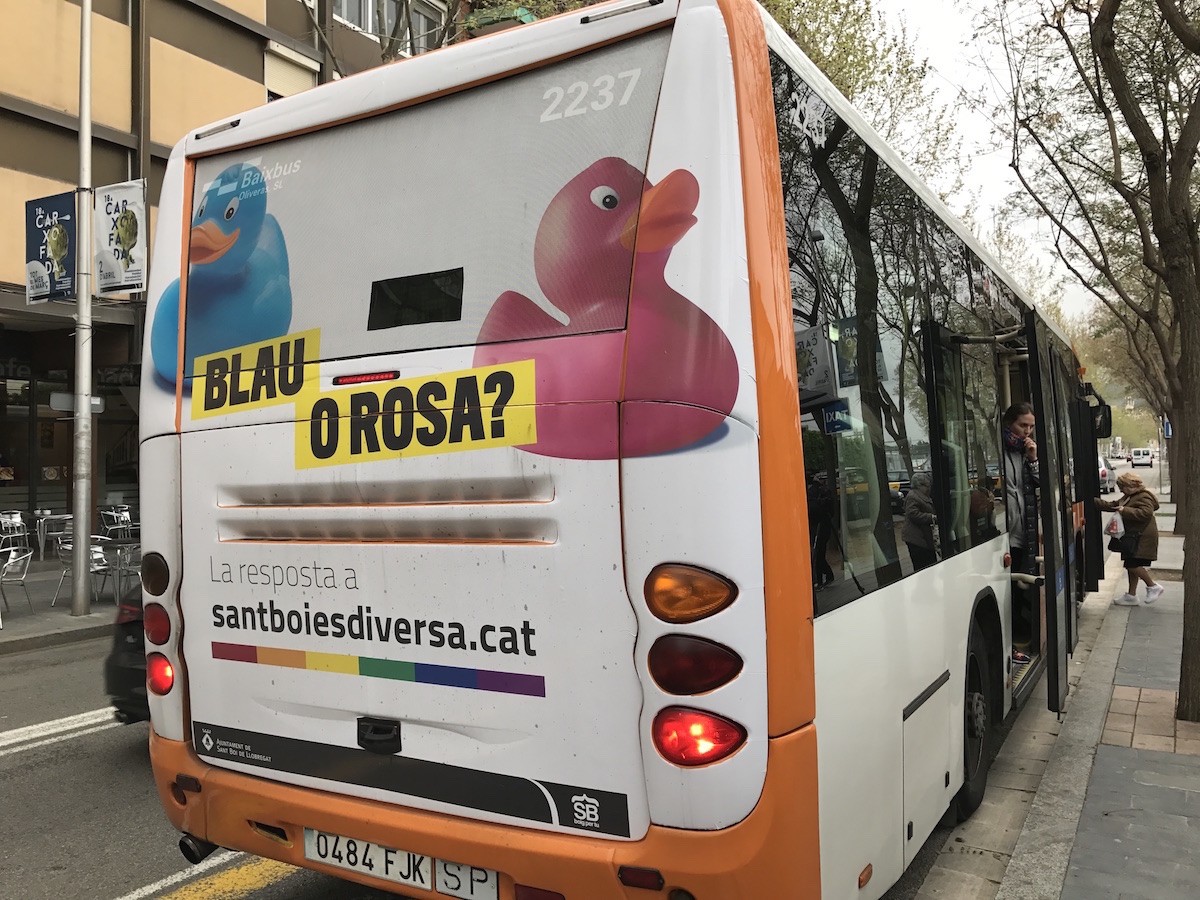 Un dels autobusos urbans de Sant Boi de Llobregat amb lemes contra la transfòbia