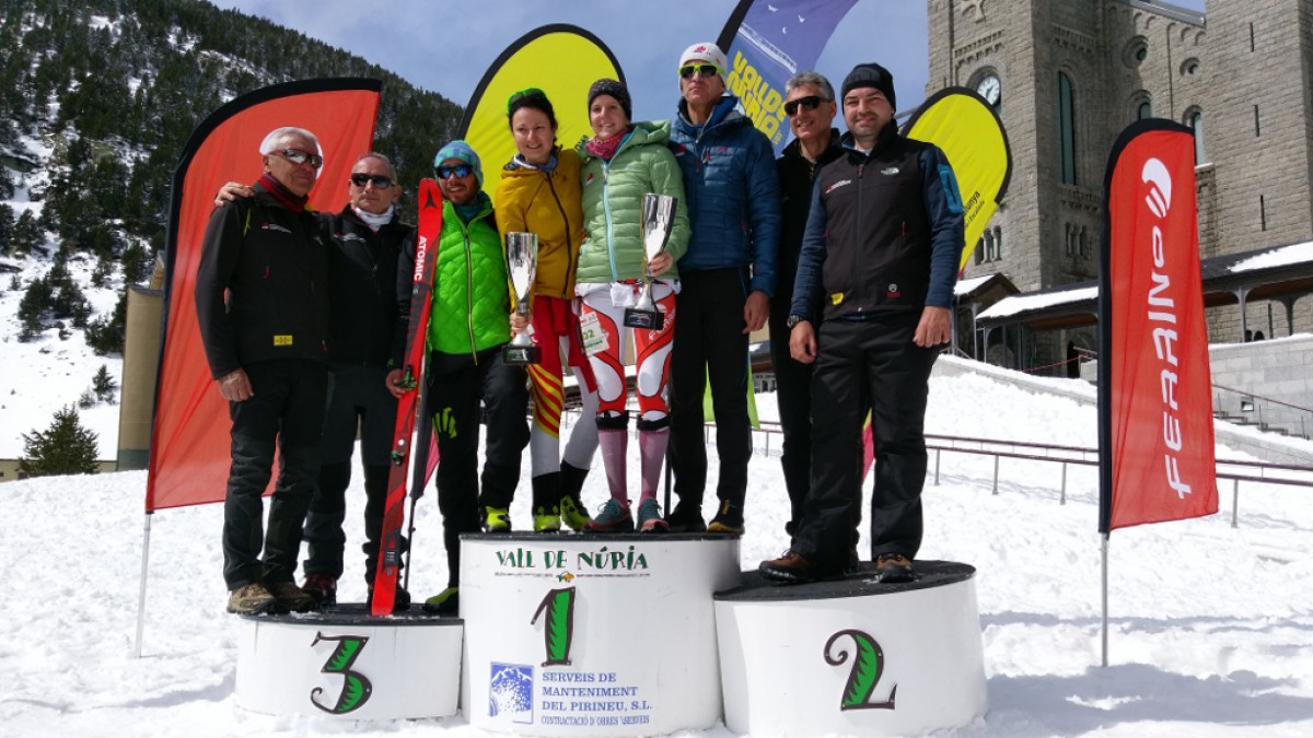 Podi masculí i femení del Campionat de Catalunya d'esquí de muntanya per equips