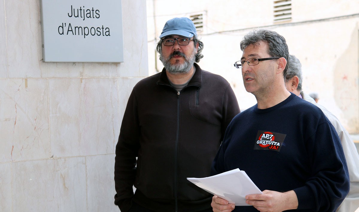 Àngel Porres i Llorenç Navarro, representants del moviment veïnal per una AP-7 gratuïta, a les portes del Jutjat d'Amposta. 
