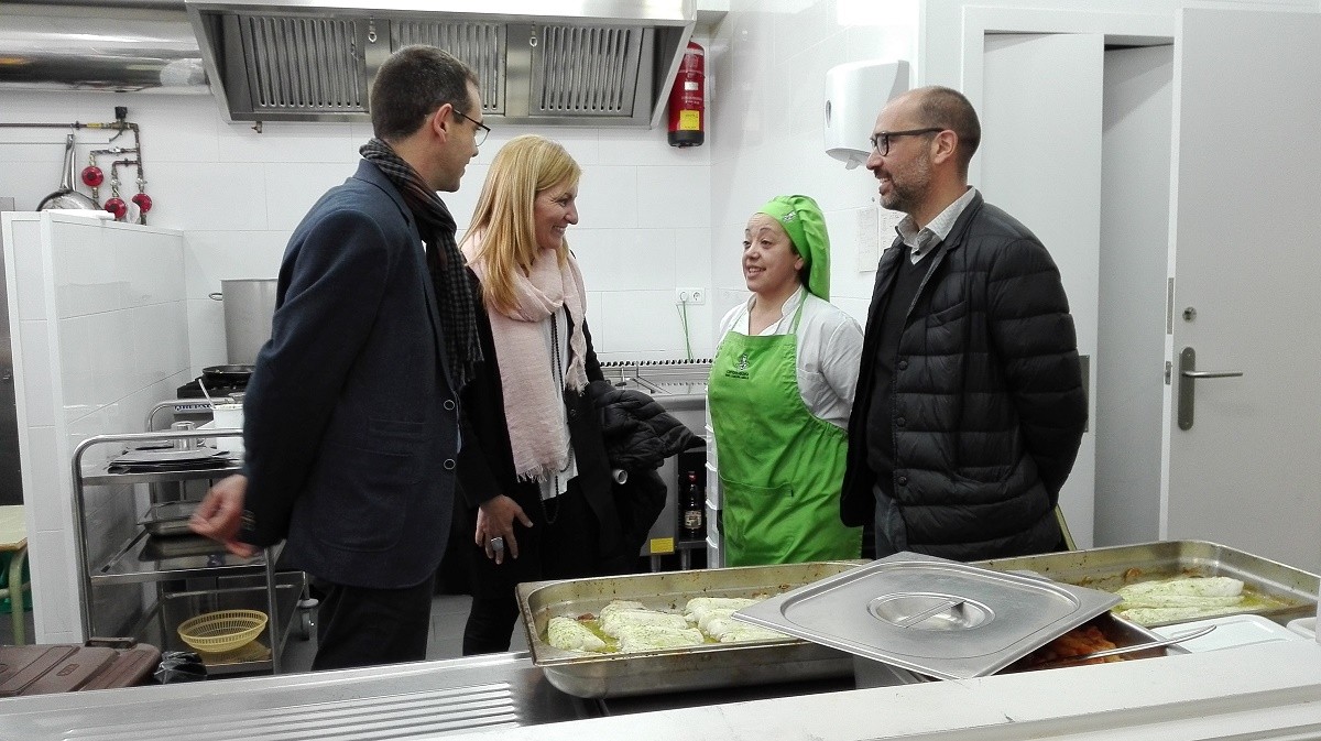 Representants del Consell, del Consorci i l'alcaldessa de Rubí, en el menjador d'una escola.
