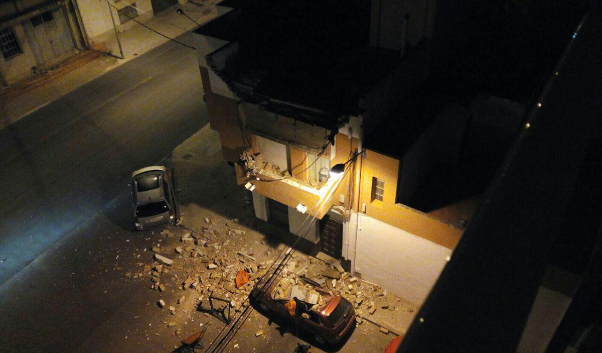 Imatge del balcó desplomat al carrer Masdenverge. 