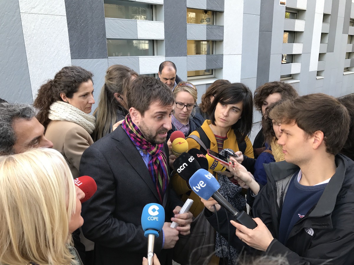 El conseller de Salut, Toni Comín, atén els mitjans de comunicació davant del Centre de Salut Mental Sant Joan de Déu, a Barcelona