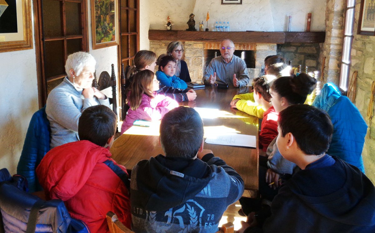 Els membres de la cooperativa explicant el projecte a l'Ajuntament de Borredà.