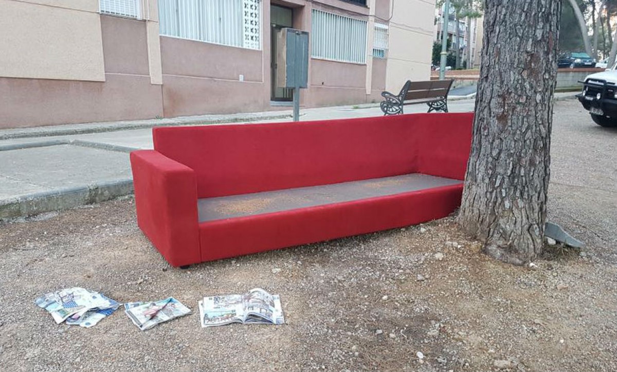 Un veí ha deixat el sofà davant el bloc 2 de Sant Salvador   