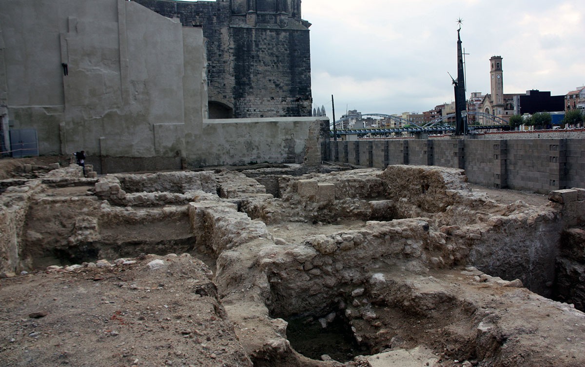 Part de les excavacions del solar de davant de la catedral de Tortosa, amb el monument franquista del riu Ebre al fons. 