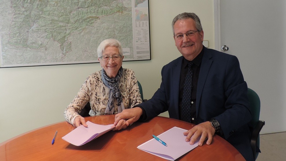 Maria Flors Farré i Joan Ubach han signat l'acord