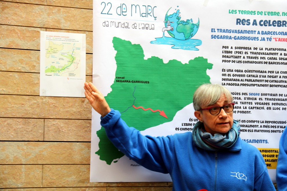 Pla mig de la portaveu de la PDE, Matilde Font, assenyalant en un mapa de Catalunya