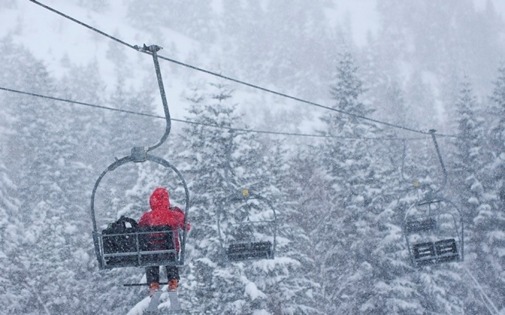 Un esquiador pujat al telecadira de Tavascan