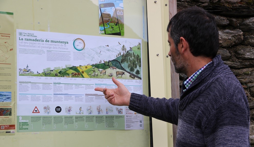 El director del Parc Natural, Marc Garriga, mostrant el cartell