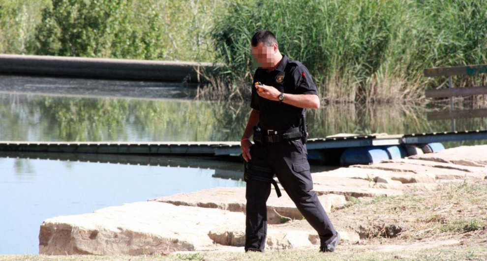 Imatge d'un policia durant la investigació