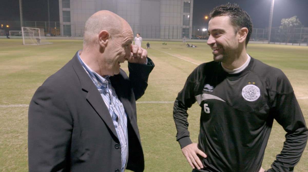 Xavi Hernández conversa amb Pere Escobar a les instal·lacions de l'Al-Sadd SC Doha