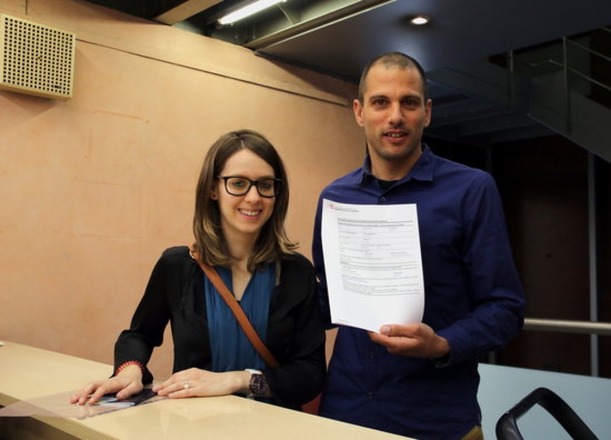 La Sandra i en Jordi, de Prats de Lluçanès, mostren la documentació tramitada al registre 