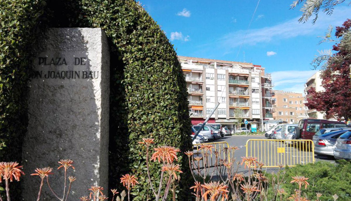 Imatge del monòlit dedicat a Joaquín Bau a la plaça que du el nom del polític tortosí.