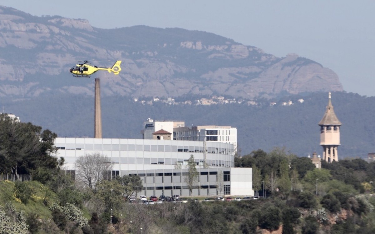 L'helicòpter d'Emergències sobrevolant Sabadell