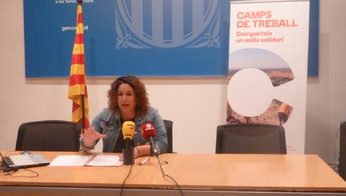 Moment de la presentació de les novetats de l'oferta de camps de treball per este estiu a les Terres de l'Ebre, a càrrec de la coordinadora territorial de Joventut, Norma Pujol.