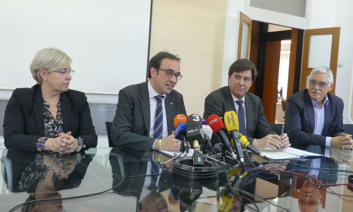 El conseller Rull defensant l'acord de Rialp davant els mitjans a Tarragona, este divendres.