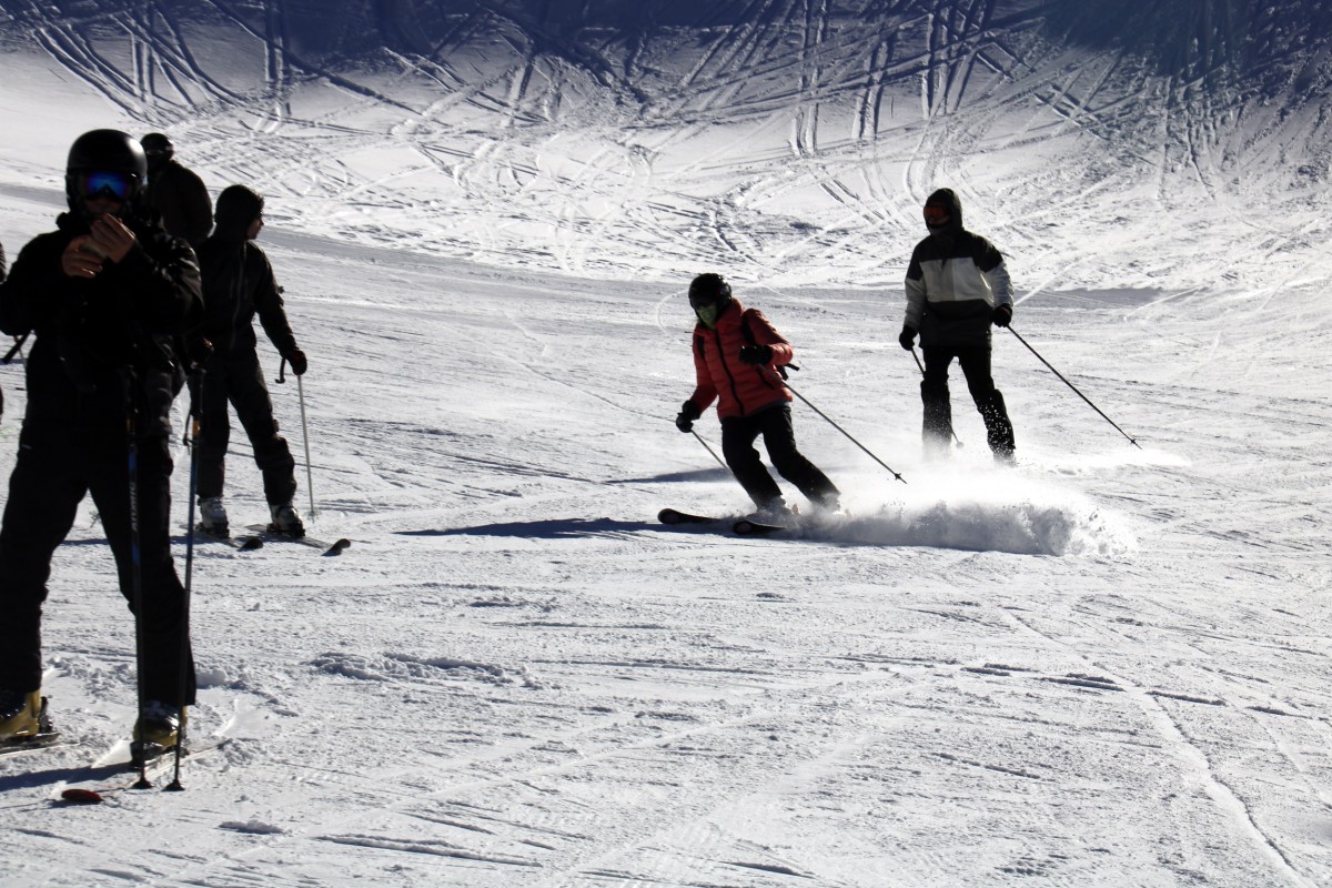 Diversos esquiadors al Pla de la Carlina de l'estació de Boí Taüll