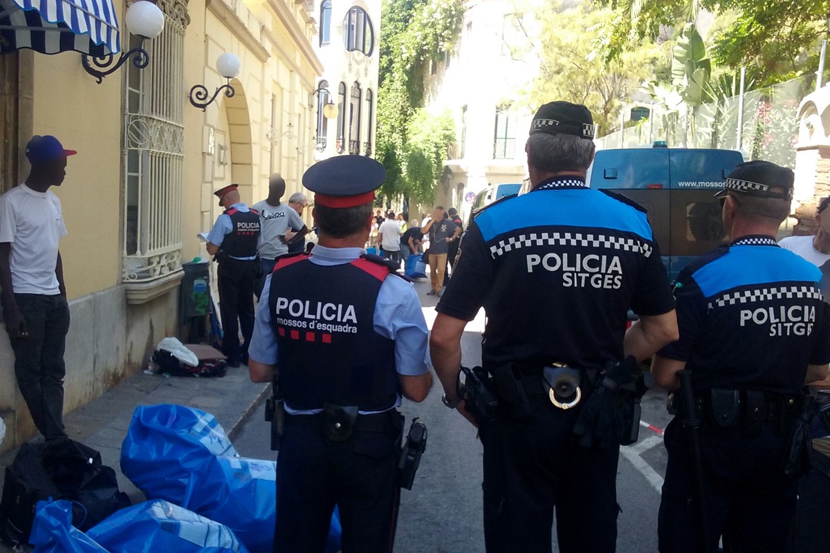 Actuació policial contra la venda il·legal als carrers de Sitges
