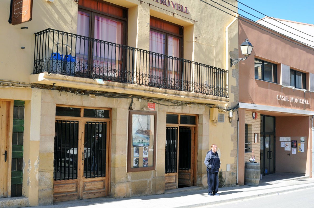 Javier Escarceller, a la façana del cinema que ell va obrir a Caseres fa 66 anys.