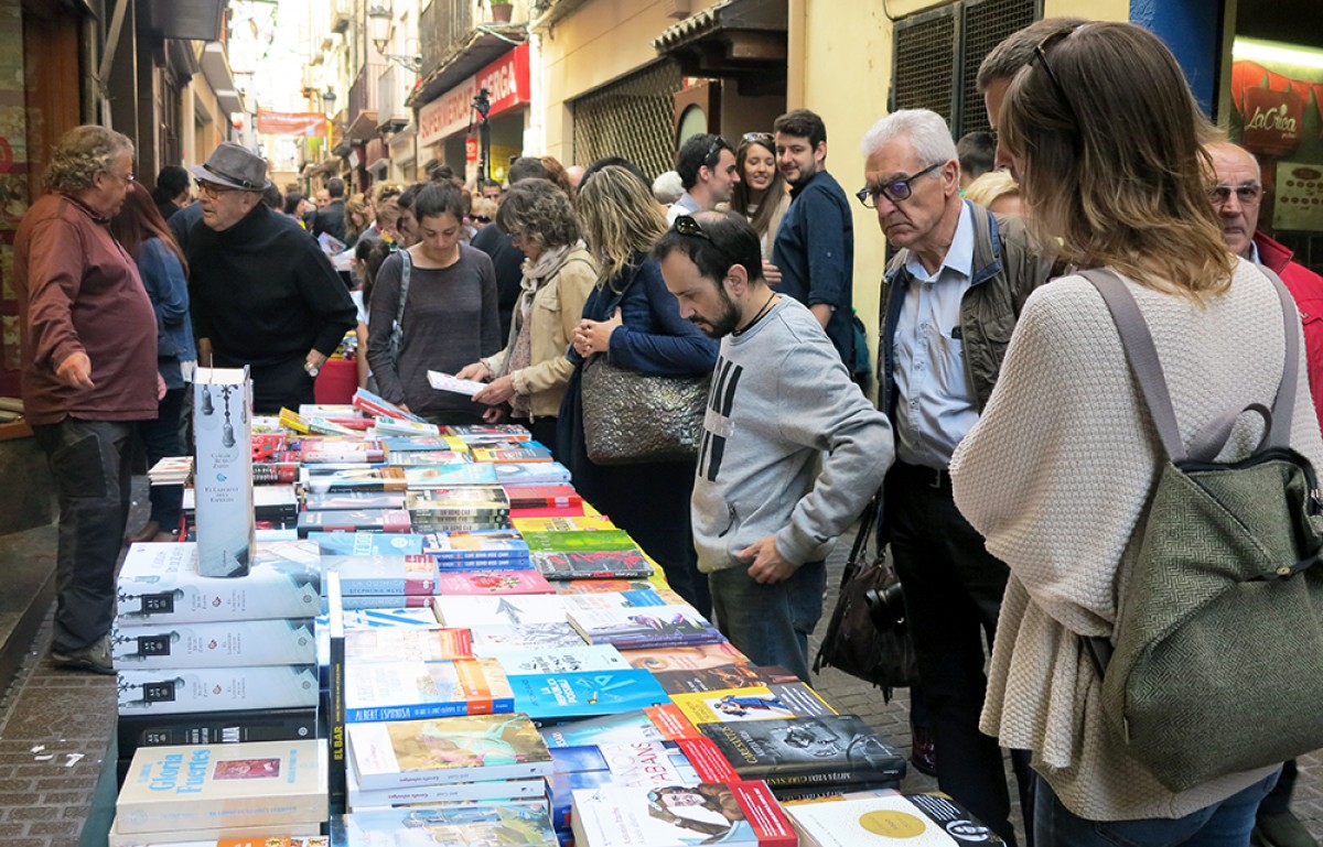 Parada de llibres de Sant Jordi al carrer major de Berga. 