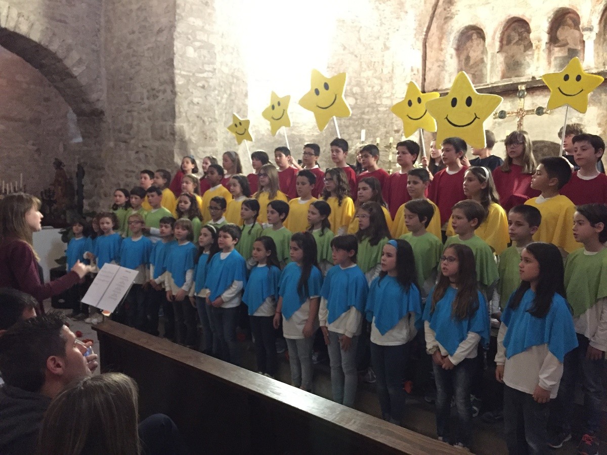 Cantata dels alumnes del col·legi Santa Teresa de Jesús a l'església de Sant Pere.