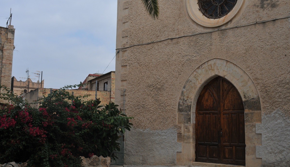 Part de la façana del convent de clausura de Santa Clara de Tortosa.
