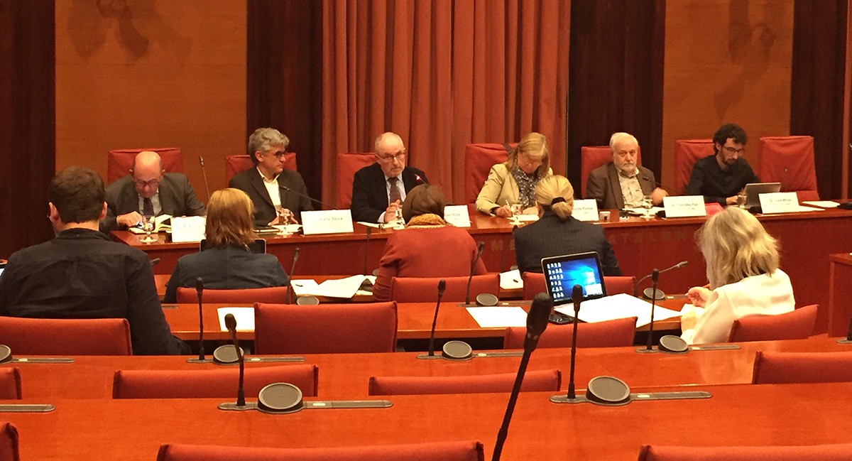 Rafel Ribó durant la comissió parlamentària de l'informe sobre el dret de les persones en els serveis ferroviaris a Catalunya.