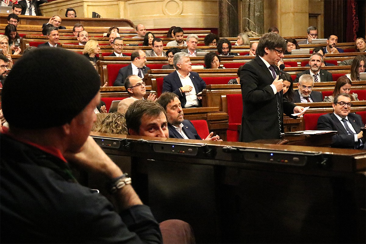 Lluís Llach escoltant la intervenció de Carles Puigdemont
