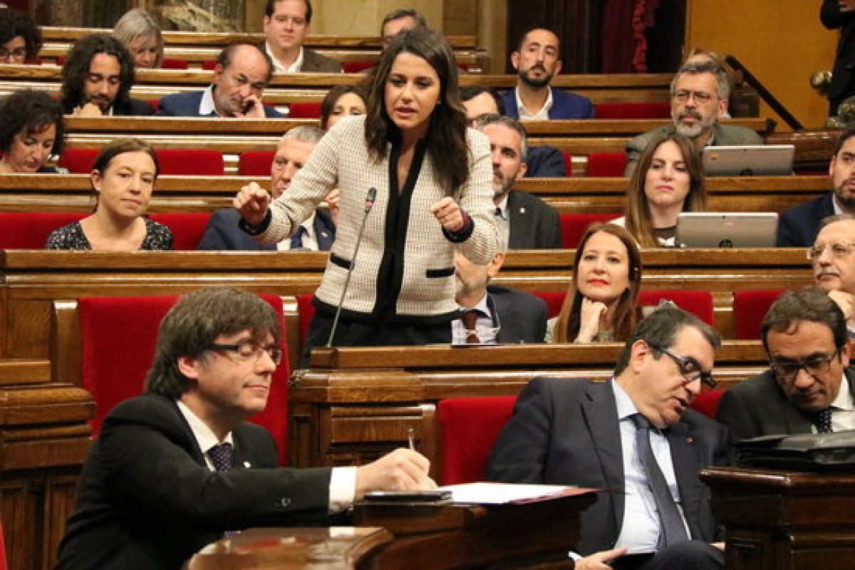 Inés Arrimadas, amb Carles Puigdemont en primer terme, al Parlament