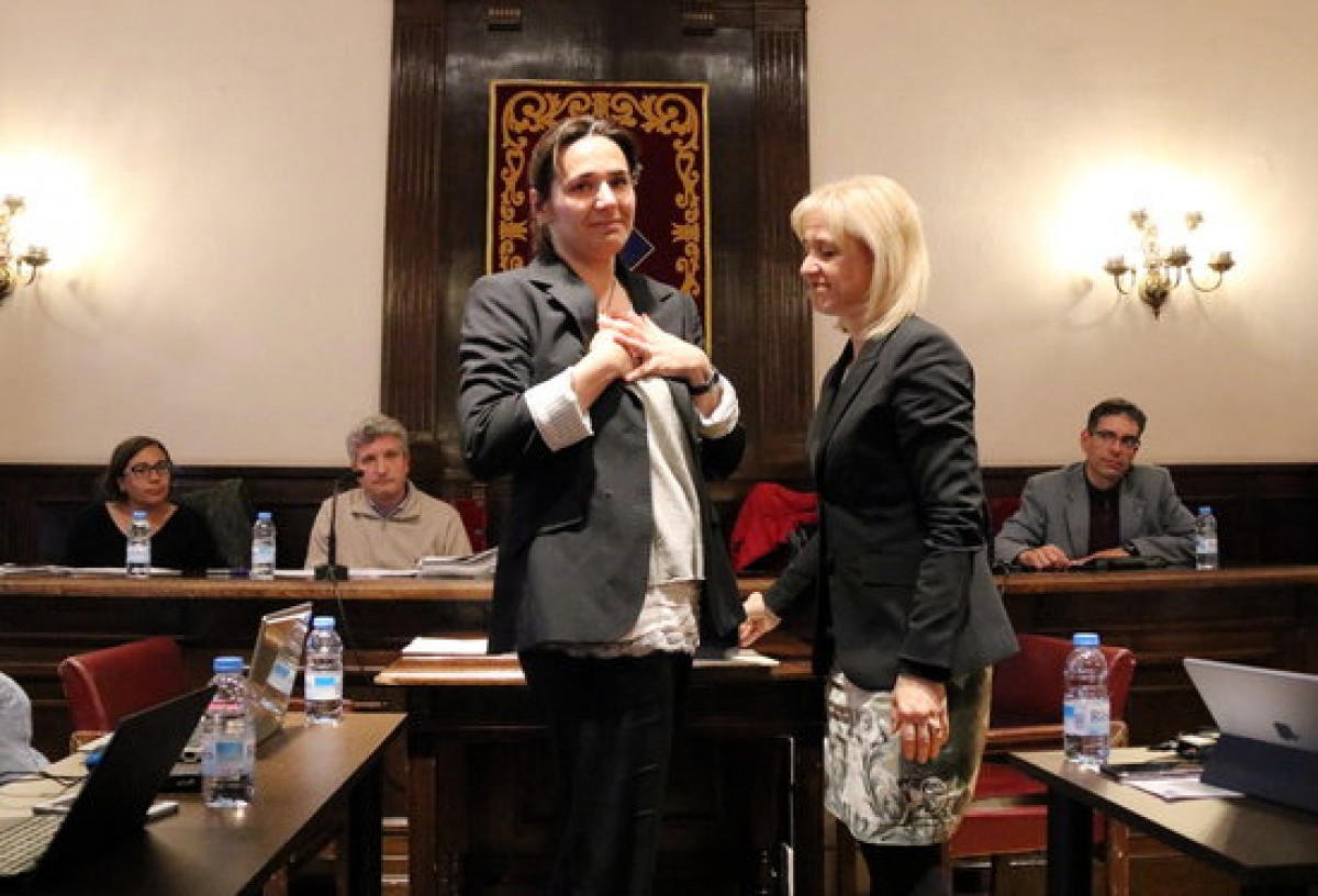 L'alcaldessa d'Esplugues de Llobregat, Pilar Díaz, fent entrega de la distinció a la germana de Carme Chacón.