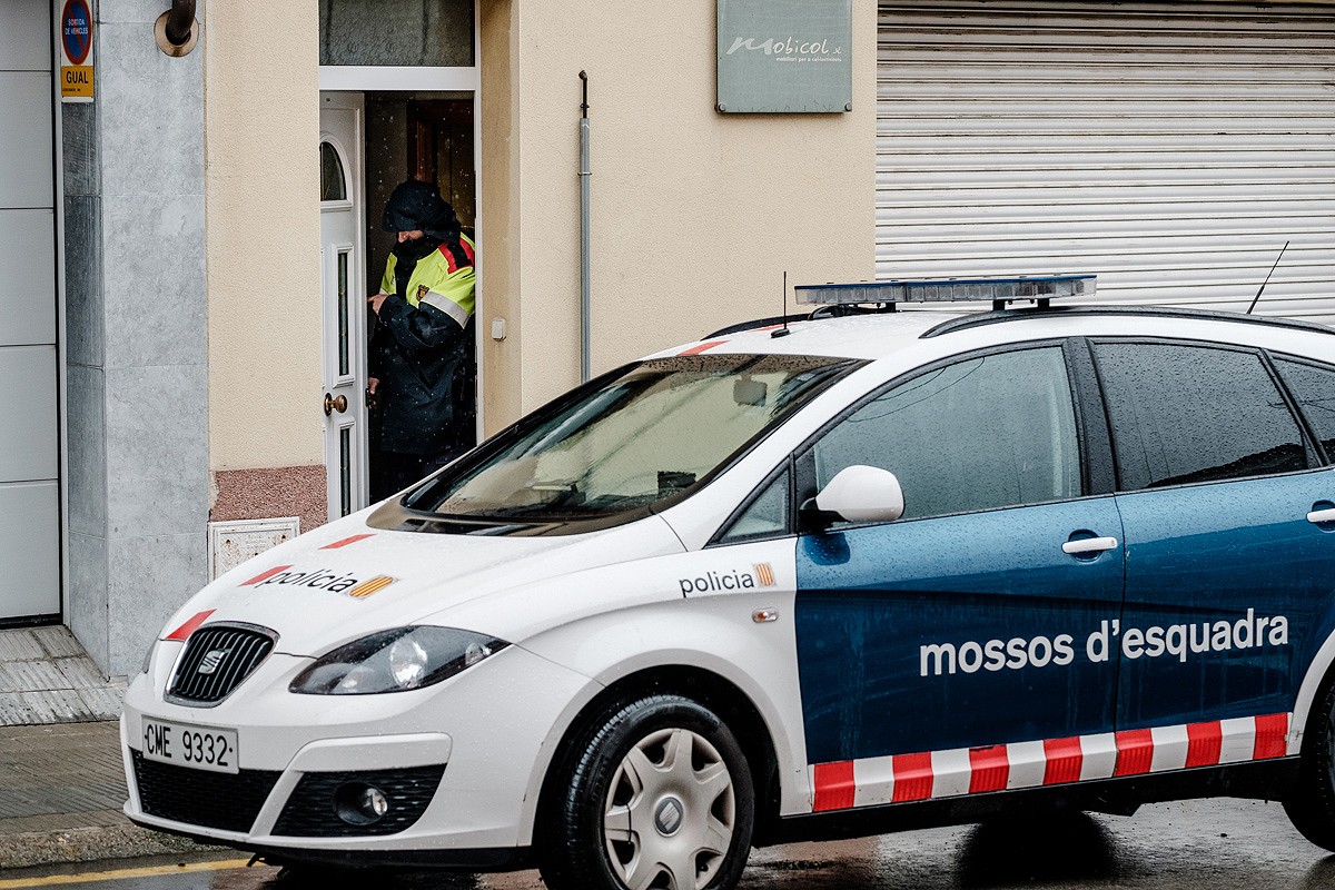 Un agent dels mossos sortint del domicili d'Altimres, a Manlleu.