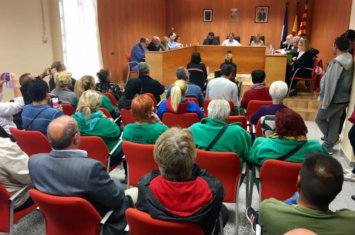 La sala de plens de l'Ajuntament de Roda de Berà estava plena aquest dijous 