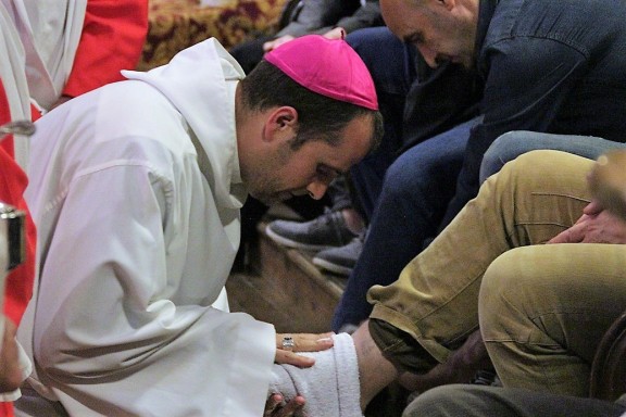 El bisbe de Solsona compleix el ritus de rentar els peus a 12 fidels
