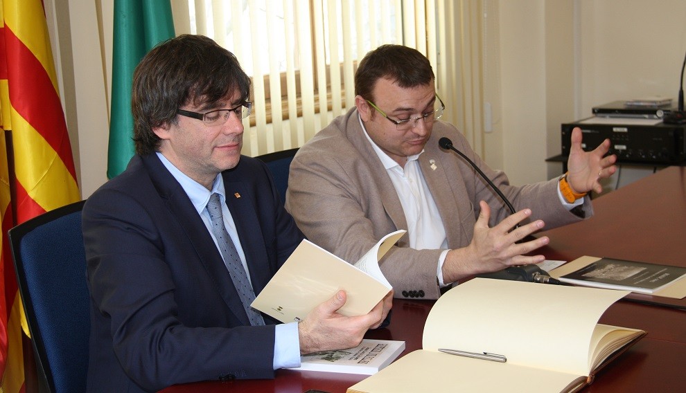L'alcalde de Rialp, Gerard Sabarich, amb Carles Puigdemont, en imatge d'arxiu