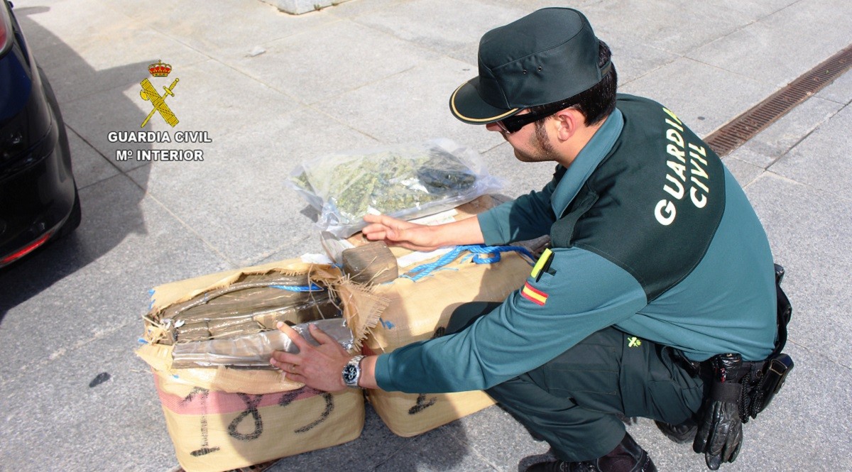 Els fardells de droga interceptats per la Guàrdia Civil.