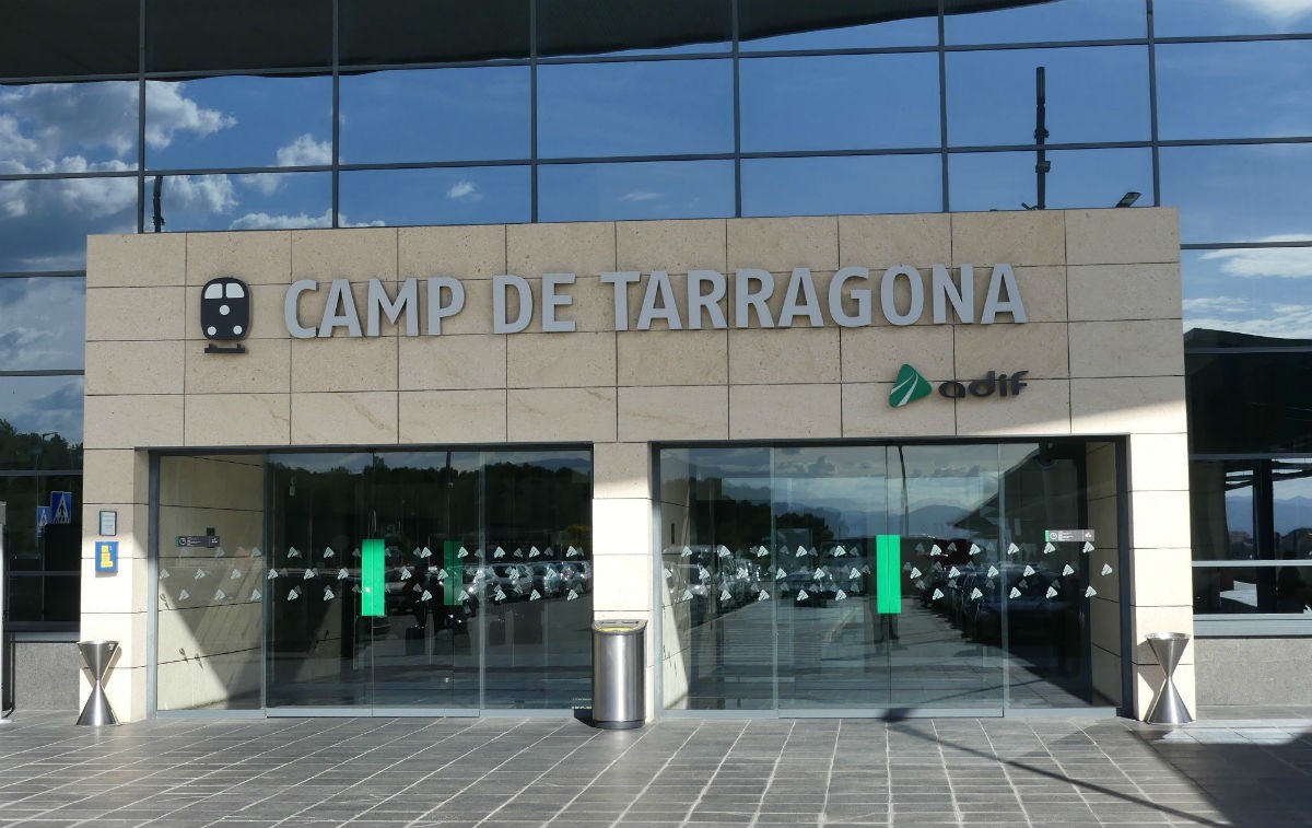 L'entrada de l'estació Camp de Tarragona, a la Secuita.