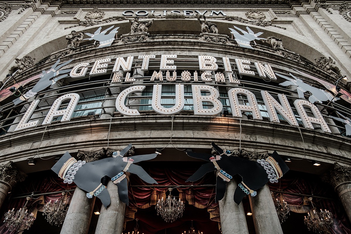 Façana del Teatre Coliseum anunciant una obra de La Cubana