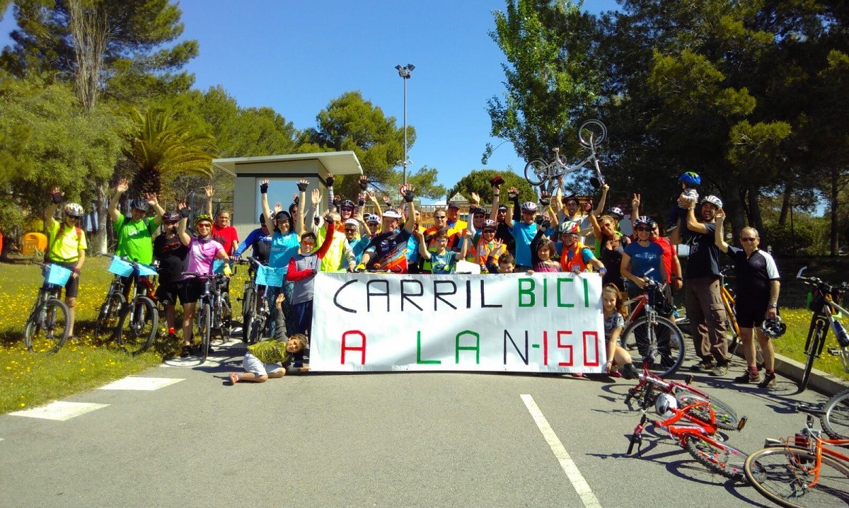 Participants a la pedalada reivindicativa per unir Terrassa, Sabadell i Sant Quirze amb carrils bici.